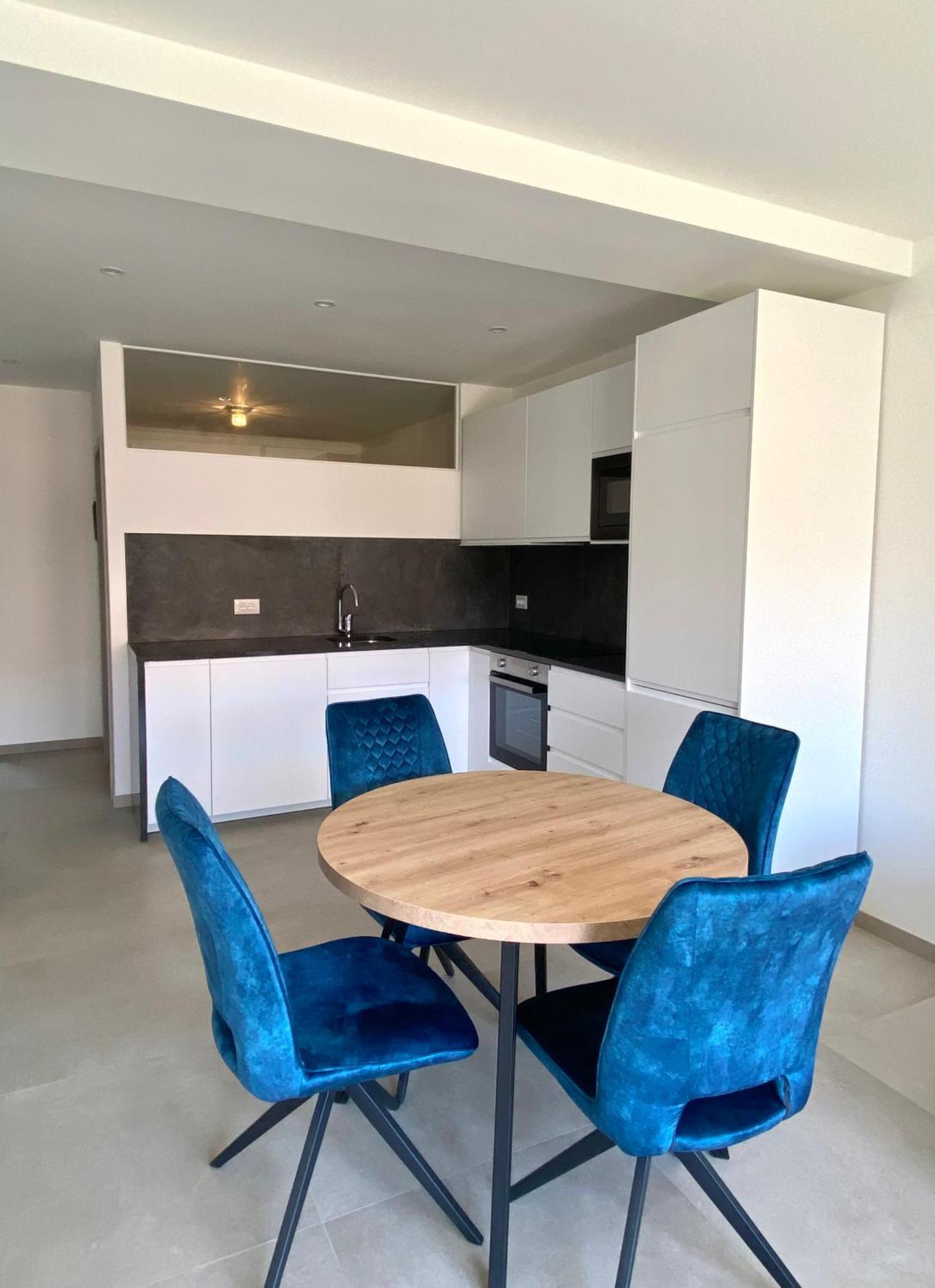 Apartmani More Kaštela エクステリア 写真
